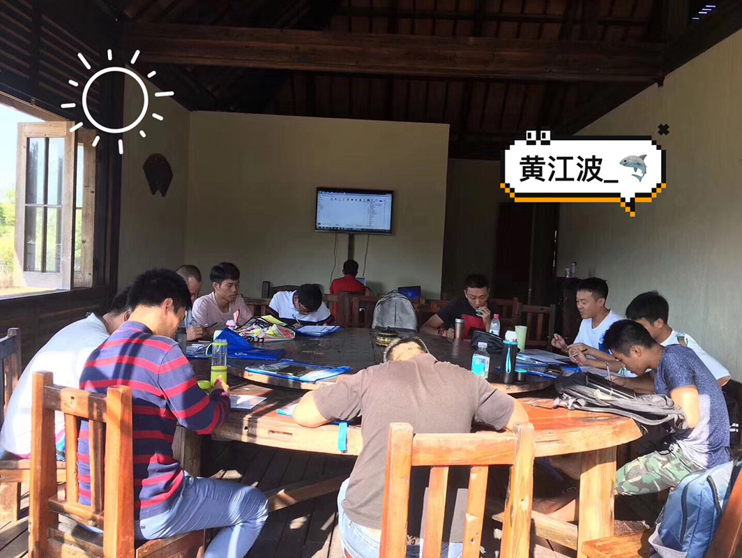 除了俯瞰大地的飛翔，還有潛入海底的翱翔。